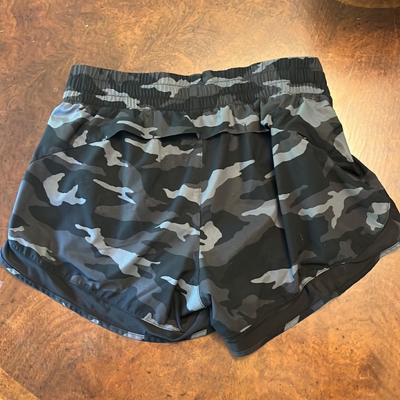 Athleta Size XS printed mesh racer run short 4” - Picture 2 of 3